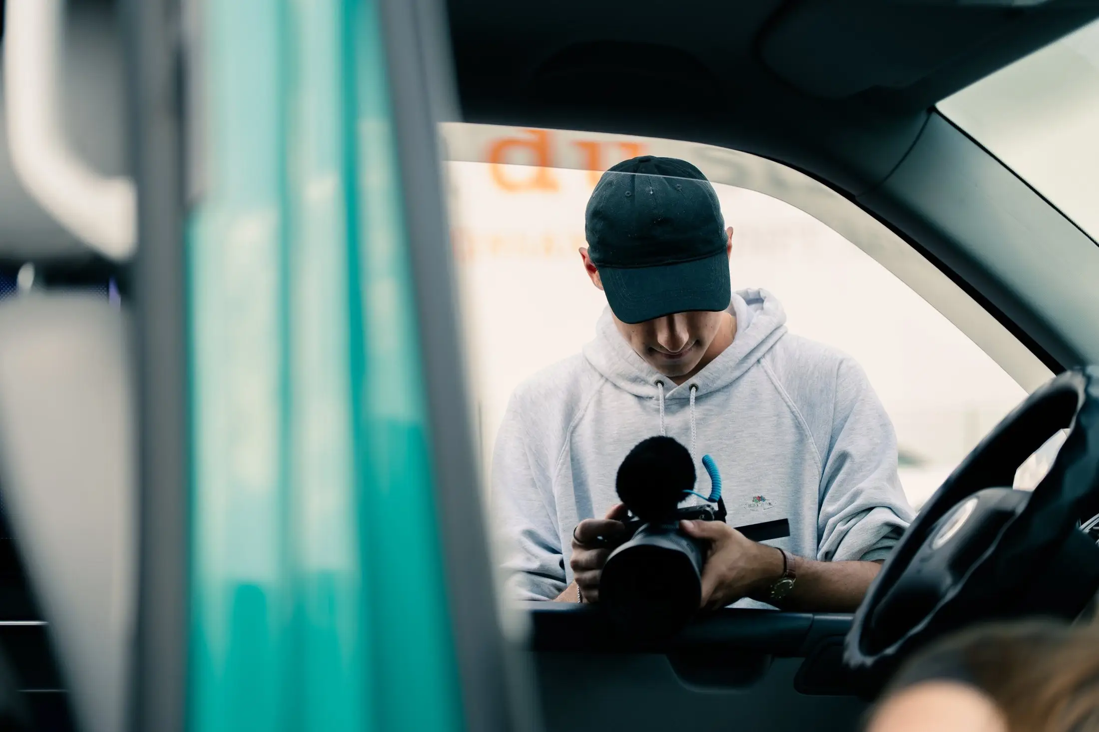 Videograf von LBR Productions bereitet eine Kameraaufnahme aus dem Fahrzeug vor